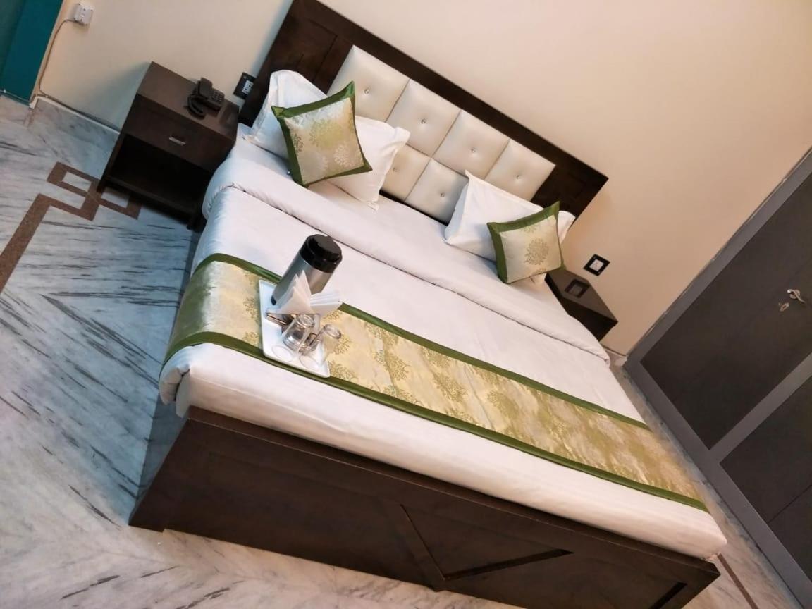 Surabhi Garden Inn Lucknow Zewnętrze zdjęcie